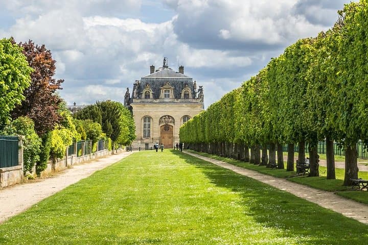 Explore Chantilly by Electric Bike: Castle Views, Forest Trails & Local Stories photo 6