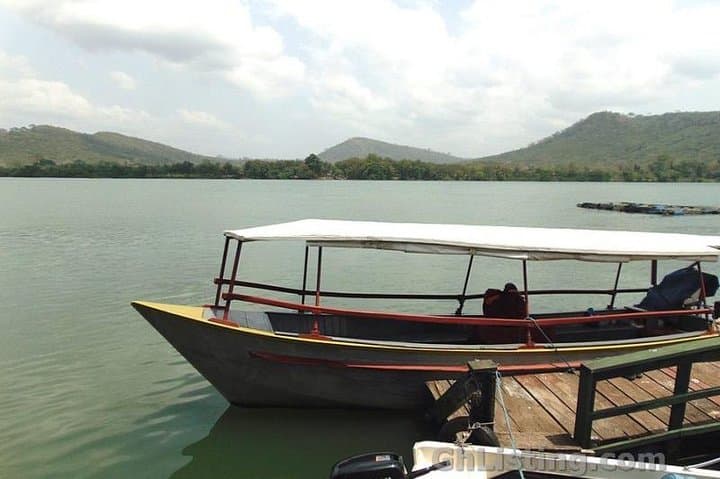 Lake Bosomtwe Boat Cruise and Kumasi Ashanti Culture Day Tour