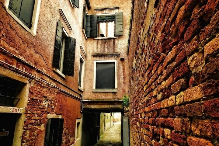 Venice Private Walking Tour and Classic Gondola Ride photo 4