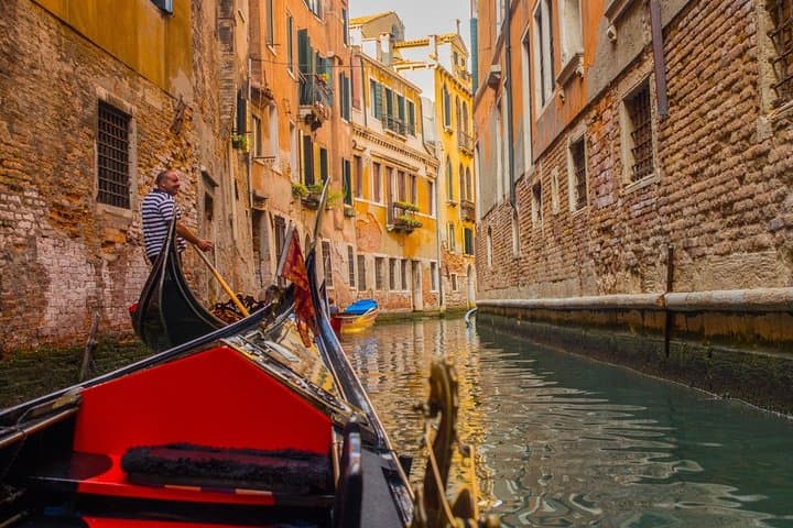 Private Gondola Proposal in Venice: 30-Minute Prosecco Ride photo 4