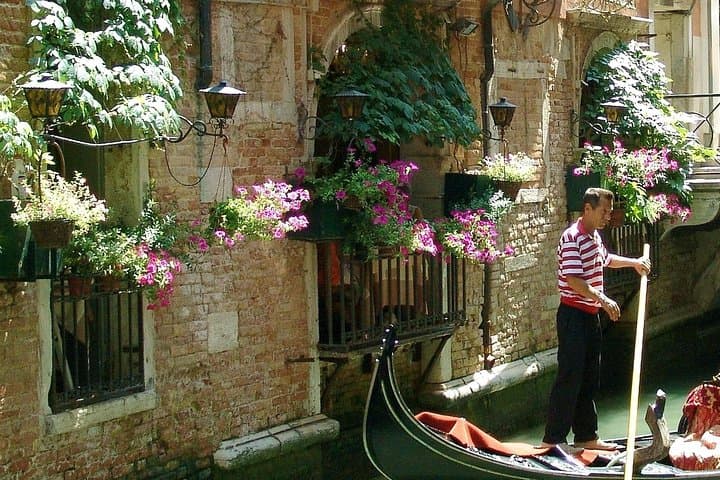 Private Gondola Proposal in Venice: 30-Minute Prosecco Ride photo 5