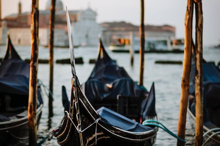 Private Gondola Proposal in Venice: 30-Minute Prosecco Ride