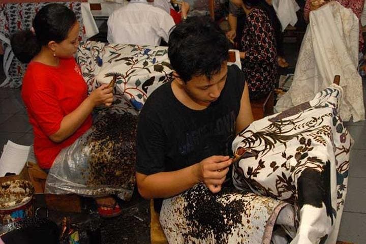 Full-Day Bogor Botanical Gardens and Batik Workshop from Jakarta