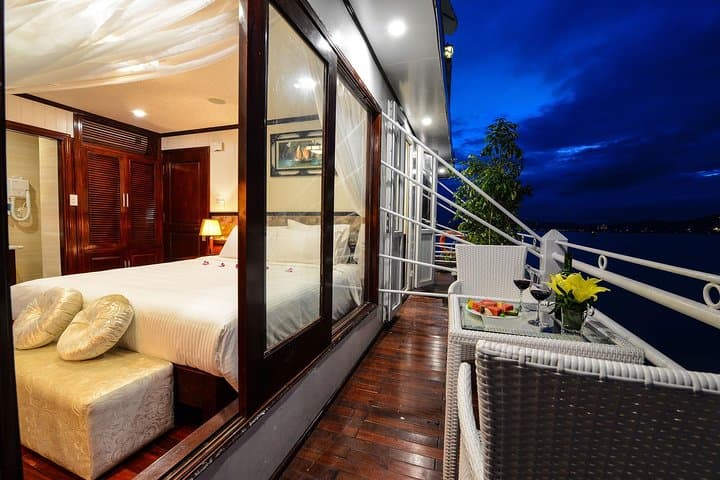 Halong Bay 2-Day Modern Cruise: Overnight Silversea Experience