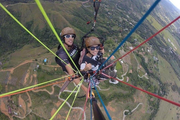 Santa Helena Paragliding and Hacienda El Paraíso: Tandem Flight with Wine Tasting (Day Trip from Cali)