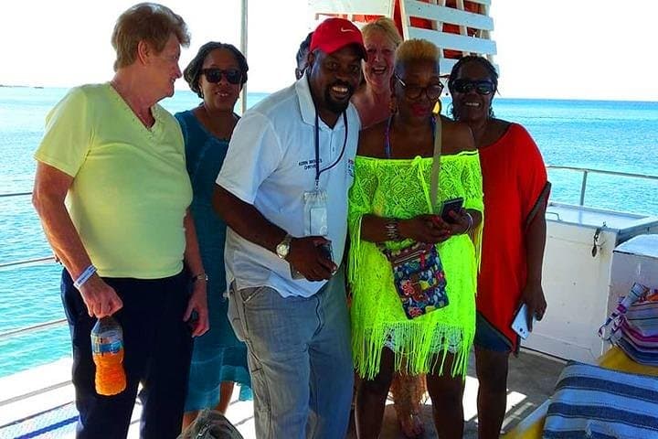 Roatán Cruise Combo: Sloths, Chocolate Factory & West Bay Beach Day Trip