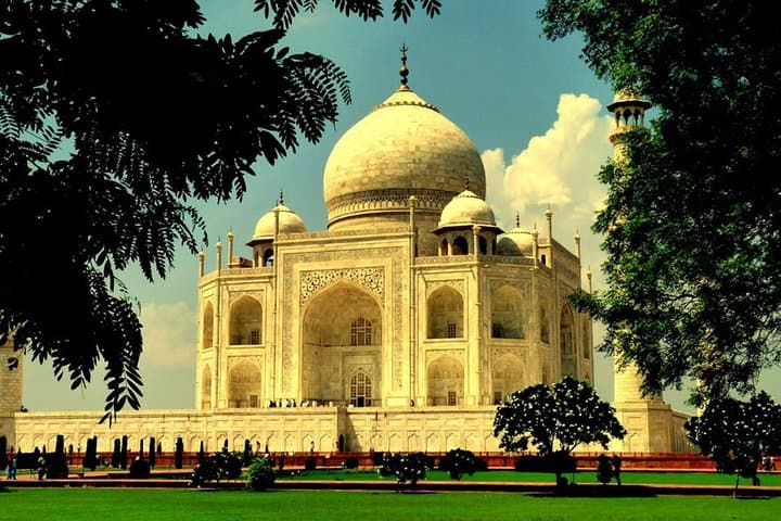 Same-Day Taj Mahal Tour from Delhi by Car: One-Day Agra Sightseeing