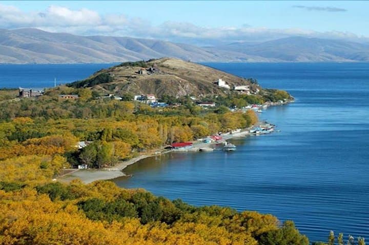 Sevan Peninsula, Sevanavank & Noratus: Private Day Tour from Yerevan