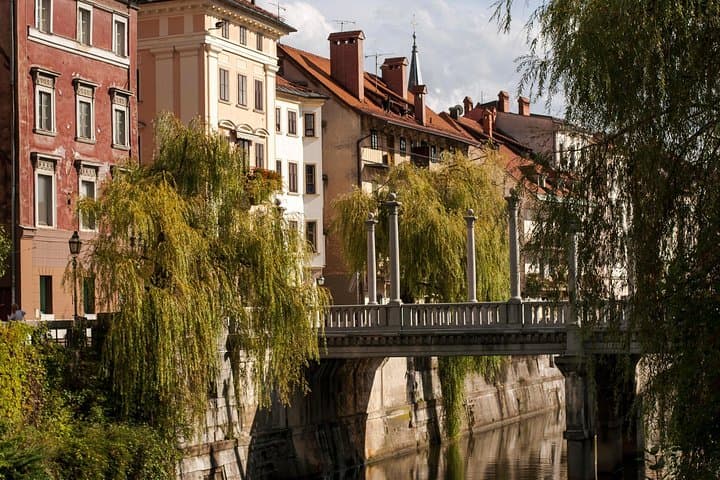 Insta Ljubljana Walk: Photogenic Old Town & Local Stories