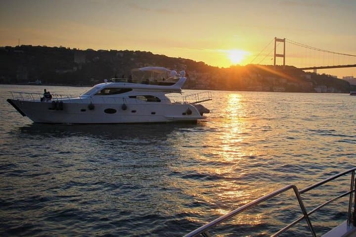 Private Bosphorus Yacht Cruise: Sunset Views of Istanbul’s Palaces and Fortresses
