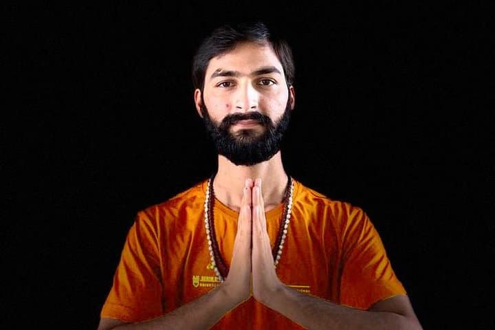 Online Yoga Class with Ayush — Varanasi Guided Sessions for Beginners & Advanced
