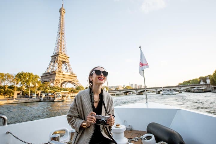 Seine River Champagne Cruise from Eiffel Tower — Vedettes de Paris