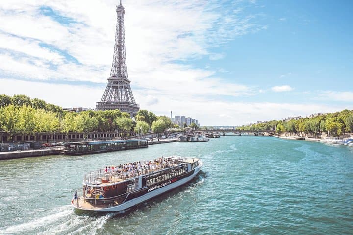 Seine River Champagne Cruise from Eiffel Tower — Vedettes de Paris photo 3