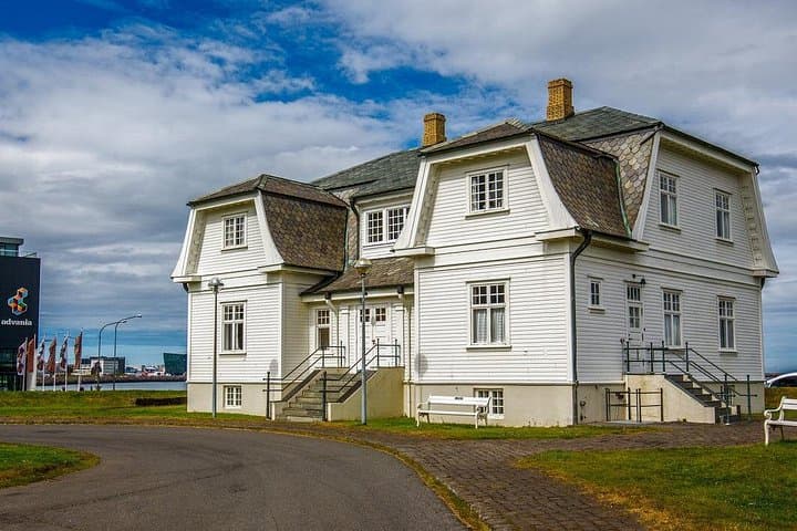 Reykjavik City Highlights and Blue Lagoon Private Day Tour photo 4