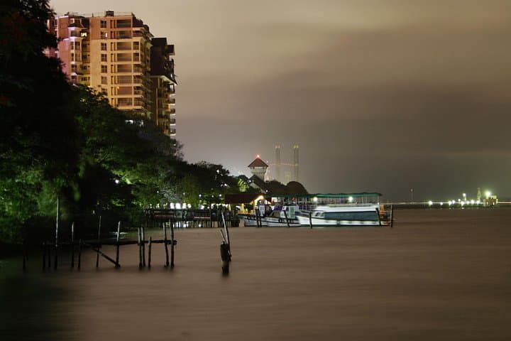 Kochi After Dark: Guided Night Walk of Marine Drive, Temples & Colonial Streets photo 4