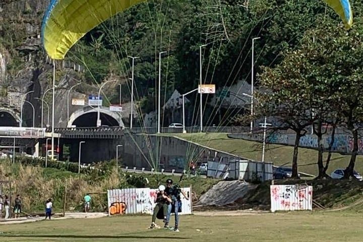 Paragliding in Rio de Janeiro: Pedra Bonita to São Conrado Beach Flight photo 2