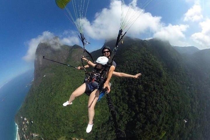 Paragliding in Rio de Janeiro: Pedra Bonita to São Conrado Beach Flight photo 4