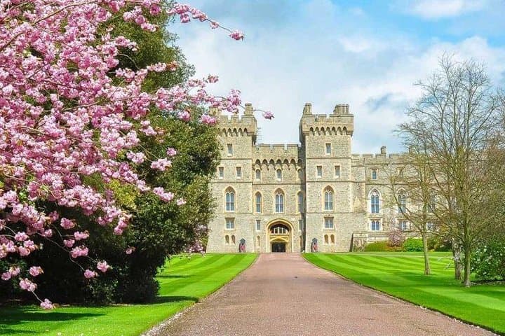 Private Driver Tour to Windsor, Eton & Hampton Court — Day Trip from London photo 1