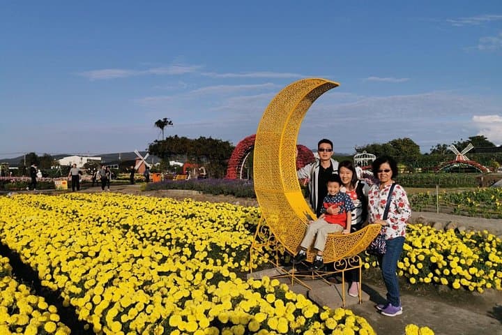 Taipei to Taichung: Zhongshe Flower Market & Rainbow Village Day Trip