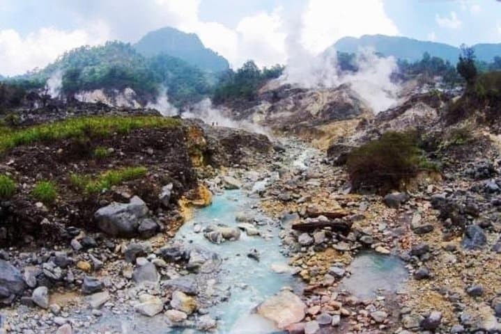Jungle Tracking to Volcano Crater: Day Hike from Bandung