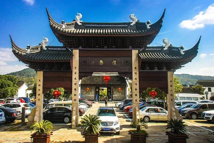 Hike Twenty-Four Bend & Luxiang Ancient Village: Taihu Lake Day Trek from Suzhou