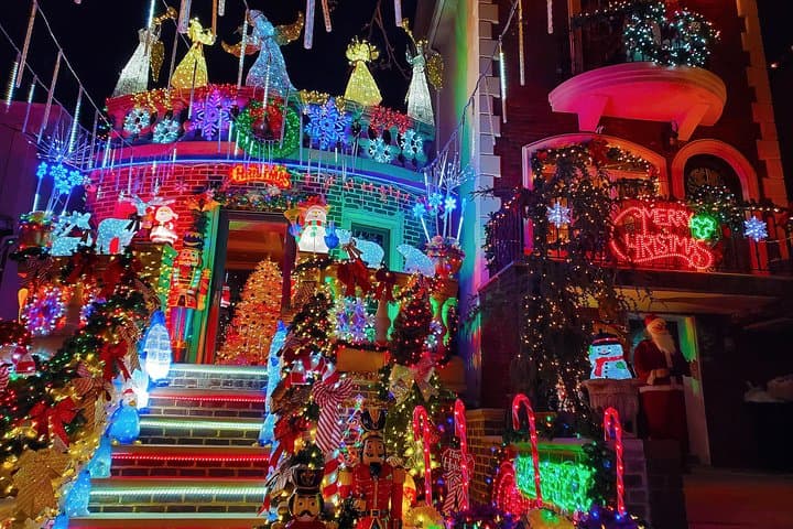 Dyker Heights Christmas Lights: Guided Tour from Midtown to DUMBO photo 3