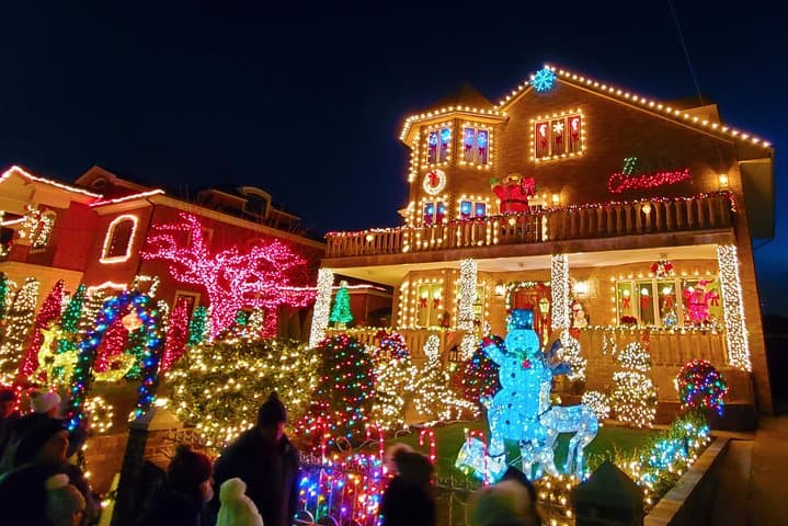 Dyker Heights Christmas Lights: Guided Tour from Midtown to DUMBO photo 4