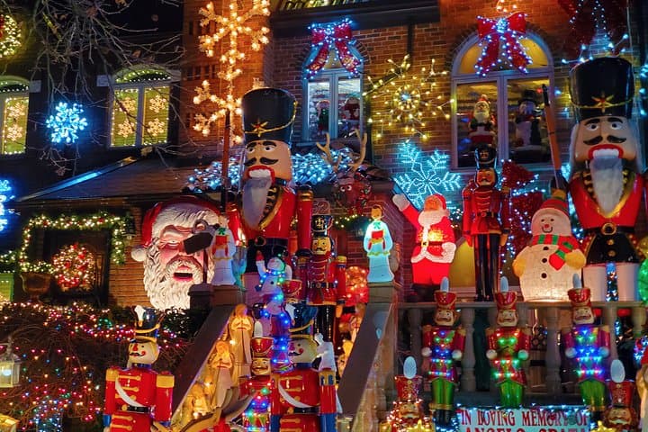 Dyker Heights Christmas Lights: Guided Tour from Midtown to DUMBO photo 2