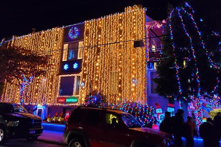 Dyker Heights Christmas Lights: Guided Tour from Midtown to DUMBO photo 5