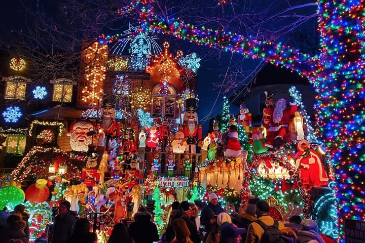 Dyker Heights Christmas Lights: Guided Tour from Midtown to DUMBO