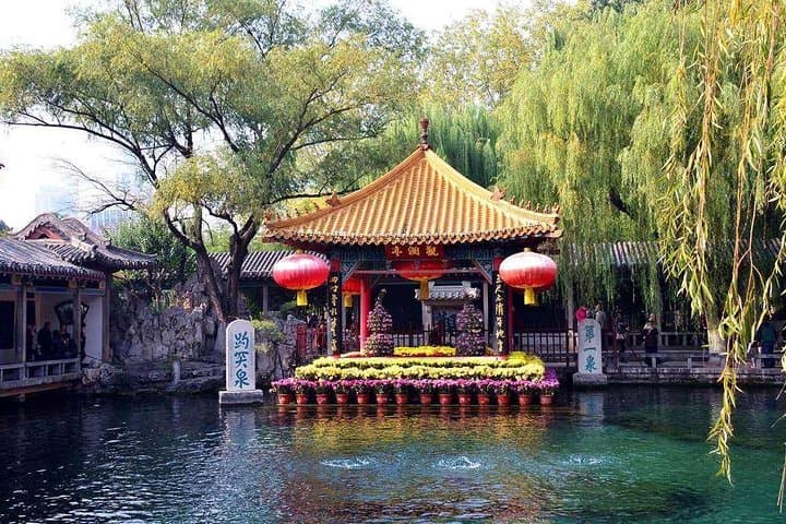 Baotu Spring Private Walking Tour — 4-Hour Spring City Stroll & Furong Street Eats photo 3