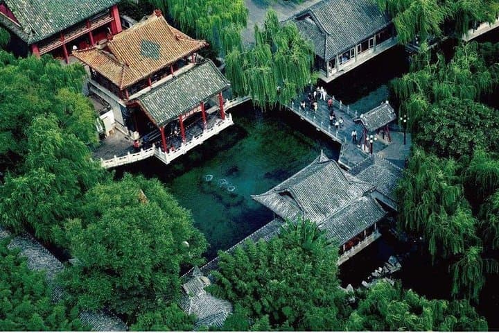 Baotu Spring Private Walking Tour — 4-Hour Spring City Stroll & Furong Street Eats photo 4
