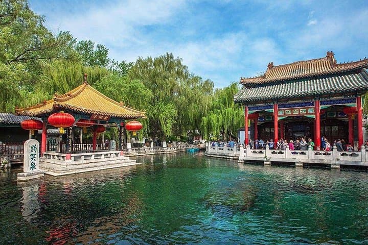 Baotu Spring Private Walking Tour — 4-Hour Spring City Stroll & Furong Street Eats photo 5