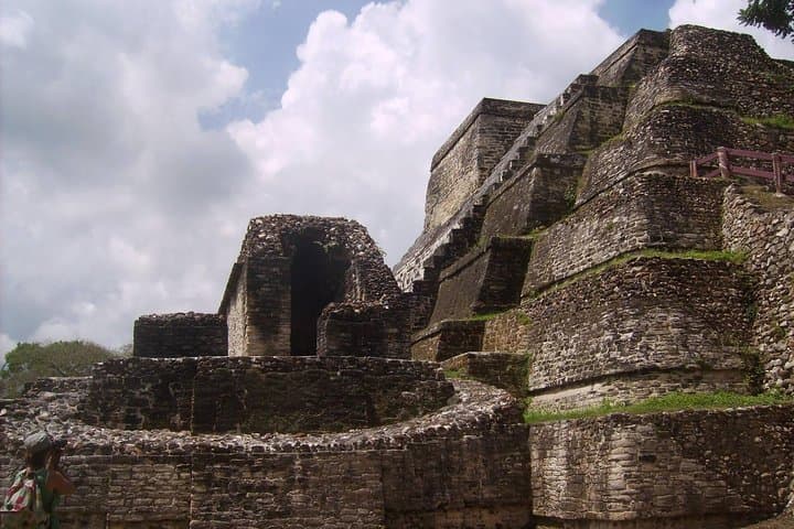 Howler Monkeys and Mayan Adventure at Altun Ha, Belize