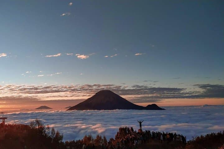 Sikunir Sunrise and Dieng Plateau: Sunrise Hike & Temple Tour from Yogyakarta photo 2