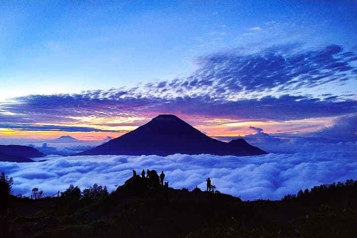 Sikunir Sunrise and Dieng Plateau: Sunrise Hike & Temple Tour from Yogyakarta