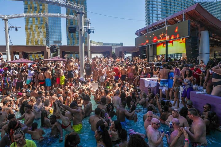 Las Vegas Private Party Bus Dayclub Crawl — VIP Pool Party Tour photo 6