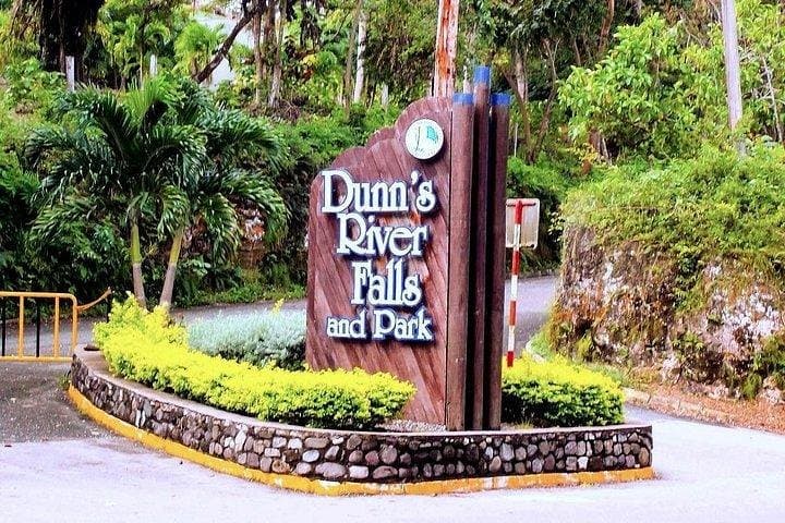 Montego Bay to Dunn's River Falls: Small-Group Climb & Beach Visit