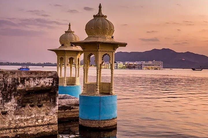 Full-Day Private Udaipur Tuk Tuk Sightseeing: Lake Pichola, Palaces & Temples photo 1