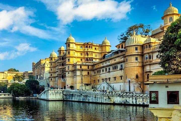 Full-Day Private Udaipur Tuk Tuk Sightseeing: Lake Pichola, Palaces & Temples photo 2