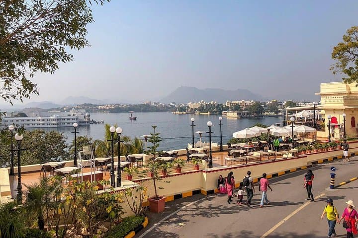 Full-Day Private Udaipur Tuk Tuk Sightseeing: Lake Pichola, Palaces & Temples photo 3