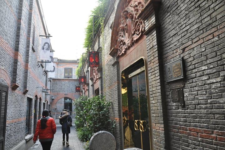 Full-Day Shanghai Private Tour: Jewish Refugees Museum, The Bund, Yu Garden & Sunset at Shanghai Tower photo 6