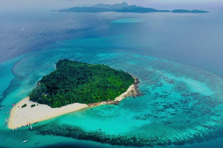 12 Islands Overnight Tour from Phuket — Phi Phi, James Bond & Maya Bay Adventure photo 5