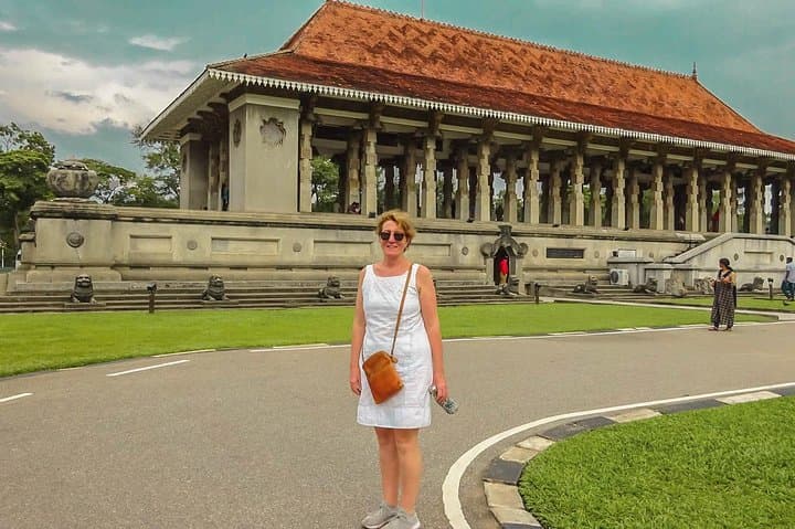 Urbanization to Nature: 4-Day Kandy & Nuwara Eliya Cultural and Tea Country Journey