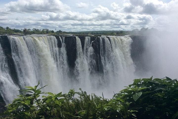Victoria Falls Tour (Livingstone, Zambia) — Knife‑Edge Views & Practical Visitor Guide