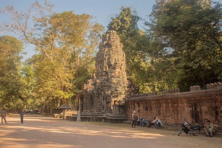 2-Day Angkor Wat and Banteay Srei Temple Tour — Complete Visitor Guide photo 4
