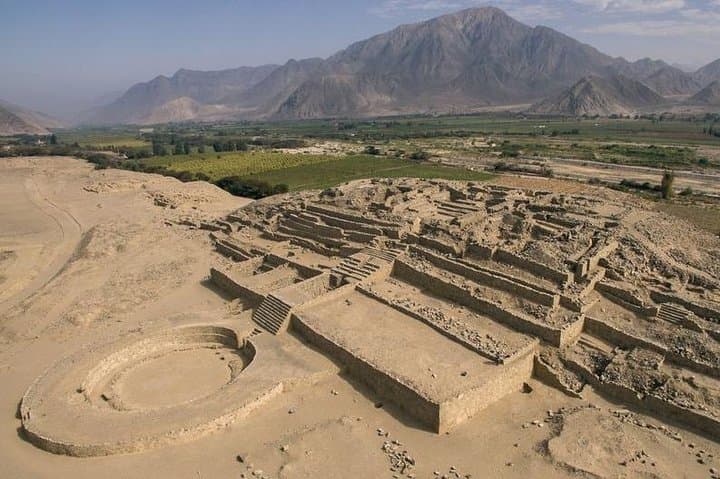 Caral and Lomas de Lachay: Full-Day Culture & Fog-Driven Hike from Lima