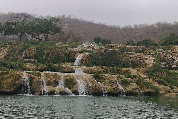 East Salalah Highlights: Darbat Valley, Tawi Attair & Sumhuram Half-Day Tour