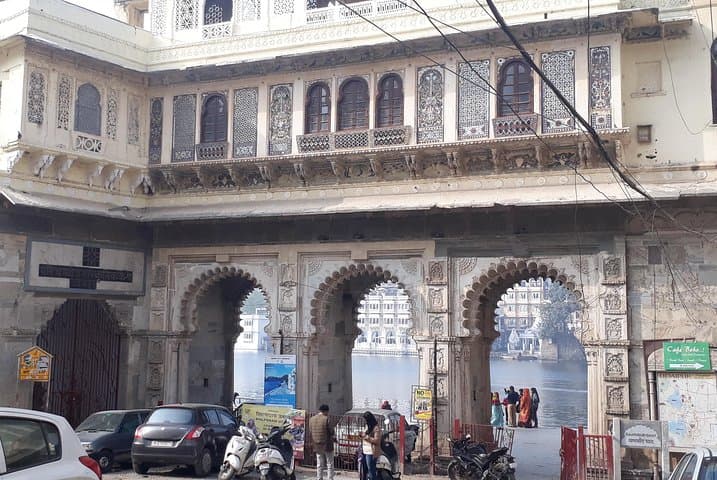 Udaipur Walking Tour: City Palace, Jagdish Temple & Heritage Ghats photo 2