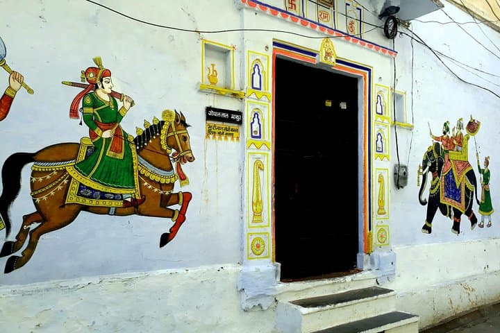 Udaipur Walking Tour: City Palace, Jagdish Temple & Heritage Ghats photo 5